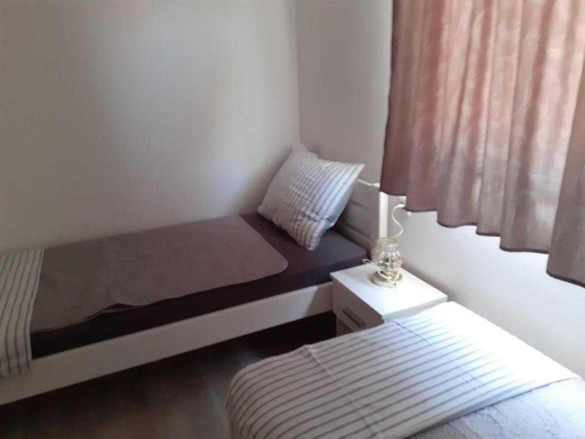 Apartmani Grumf Gornji Karin Exterior photo
